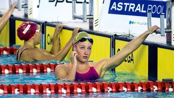 GRAF9251. M&Aacute;LAGA, 08/04/2018.- La nadadora Mireia Belmonte (d) tras participar en la final de los 200 metros mariposa durante el XIX Open Primavera de natacion en categoria absoluta que se celebra del 7 al 11 de abril en Malaga  EFE/Daniel Perez
 P