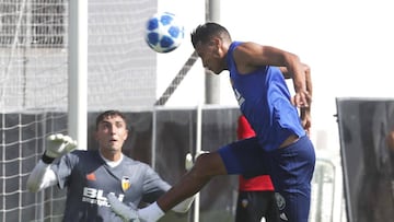 Jeison Murillo trabajó ayer con normalidad pero se tuvo que retirar casi al final por problemas en los isquiotibiales.