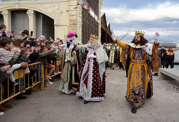 Los Reyes llegaron en barco a Valencia a saludar a los niños de la ciudad.