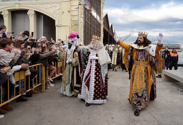 Los Reyes llegaron en barco a Valencia a saludar a los niños de la ciudad.