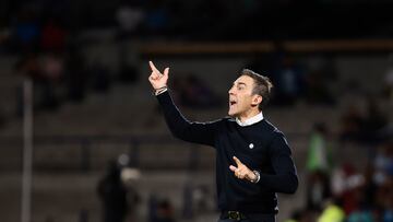 AME9610. CIUDAD DE MÉXICO (MÉXICO), 15/03/2025.- El entrenador de Cruz Azul, Vicente Sánchez, da indicaciones este sábado, en un partido de la jornada 12 del Torneo Clausura 2025 del la Liga MX entre Cruz Azul y San Luis en el Estadio Olímpico Universitario en Ciudad de México. EFE/ José Méndez