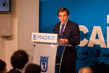 El alcalde de Madrid, José Luis Martínez Almeida, interviene durante el acto en el que el Real Madrid presentó en el Ayuntamiento de la capital el trofeo de la Liga Endesa.