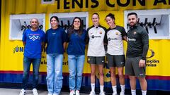 Jugadoras y entrenadores de ambos conjuntos antes del partido.