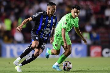 Franco Russo pelea por el balón contra Jairo Torres durante el juego entre Bravos y Gallos Blancos.