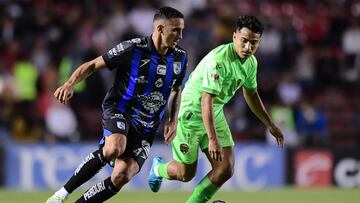 Franco Russo pelea por el balón contra Jairo Torres durante el juego entre Bravos y Gallos Blancos.