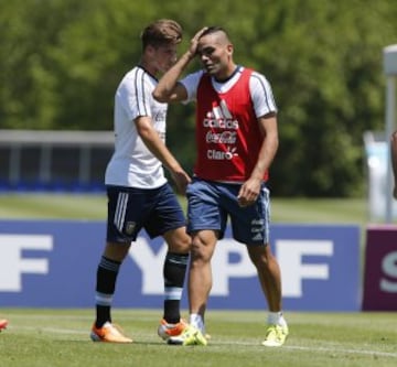 Argentina hizo su última práctica en el predio de Ezeiza antes de viajar a Colombia. Higuaín entrenó con normalidad, Lamela lo hizo aparte.