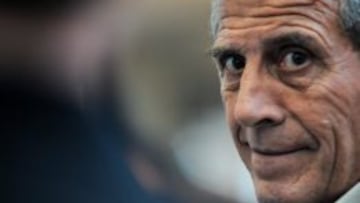 El director de la selecci&oacute;n uruguaya de f&uacute;tbol Oscar Washington Tab&aacute;rez asiste hoy, lunes 17 de diciembre de 2012, a la entrega de un reconocimiento por parte de sus colegas de la Asociaci&oacute;n Uruguaya de Entrenadores de F&uacute;tbol (AUDEF) en el Museo del F&uacute;tbol Montevideo (Uruguay). Tab&aacute;rez recibi&oacute; un homenaje y premio en reconocimiento a su trayectoria de m&aacute;s de tres d&eacute;cadas. &quot;Lo que hace especial este reconocimiento es que parte de mis colegas y sobre todo porque yo me siento t&iacute;picamente un producto del f&uacute;tbol uruguayo&quot;, dijo a Efe Tab&aacute;rez. EFE/Santiago Mazzarovich