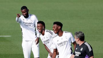 Rüdiger, Vinicius y Tchouameni bromean durante el último entrenamiento del Real Madrid.