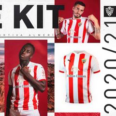 El Almería presenta su nueva camiseta