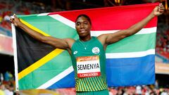 Caster Semenya posa con la bandera de Sud&aacute;frica tras ganar la prueba de los 1.500 metros en los Juegos de la Commonwealth de 2018 en Gold Coast.