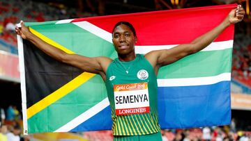 Caster Semenya posa con la bandera de Sudáfrica tras ganar la prueba de los 1.500 metros en los Juegos de la Commonwealth de 2018 en Gold Coast.