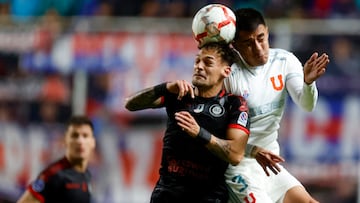 Futbol, Union La Calera vs Universidad de Chile.
Fecha 12, campeonato Nacional 2024.
El jugador de Universidad de Chile Ignacio Tapia, derecha, disputa el balon con Matias Cavalleri de Union La Calera durante el partido de primera division realizado en el estadio Nicolas Chahuan de La Calera, Chile.
13/05/2024
Andres Pina/Photosport
Football, Union La Calera vs Universidad de Chile.
12th round, 2024 National Championship.
Universidad de Chile’s player Ignacio Tapia, right, vies for the ball against Matias Cavalleri of Union La Calera during a first division match at the Nicolas Chahuan stadium in La Calera, Chile.
13/05/2024
Andres Pina/Photosport