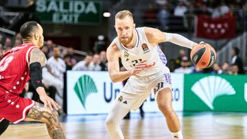 Dzanan Musa, ante el Armani Mil¨¢n de Shabazz Napier.