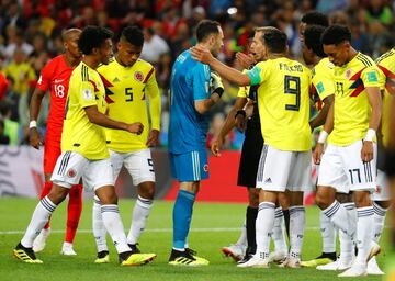 Soccer Football - World Cup - Round of 16 - Colombia vs England - Spartak Stadium, Moscow, Russia - July 3, 2018  Referee Mark Geiger awards England a penalty as Colombia's David Ospina and Radamel Falcao appeal  REUTERS/Kai Pfaffenbach