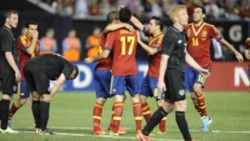Los jugadores de España felicitan a Soldado por su gol.