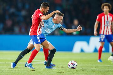 iago Aspas intenta llevarse el balón ante Koke.