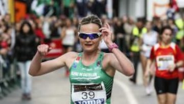Julia Takacs llega victoriosa a la meta en el Nacional de marcha celebrado en Murcia.