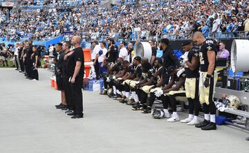 Varios jugadores de los Saints permanecieron sentados durante el himno.