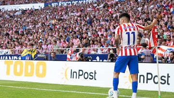 Thiago Almada se dispone a lanzar un córner en el Atlético-Elche