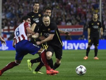 Andrés Iniesta y Raúl García, durante el partido de vuelta de cuartos de final de la Liga de Campeones que se disputa esta noche en el estadio Vicente Calderón. 