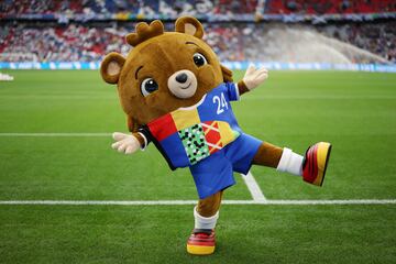 Albart, mascota oficial de la Eurocopa de Alemania 2024, posa para una foto en el césped del Alliance Arena.