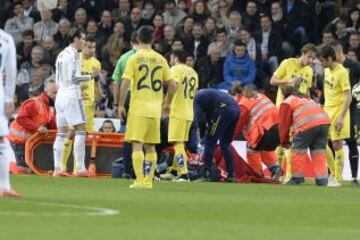 Eric Bailly fué retirado en camilla. 