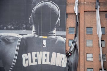 Operarios trabajando en la retirada del cartel del alero, LeBron James, en Cleveland (Ohio) tras el anuncio de su fichaje por los Ángeles Lakers.