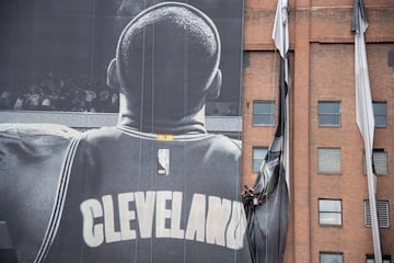 Operarios trabajando en la retirada del cartel del alero, LeBron James, en Cleveland (Ohio) tras el anuncio de su fichaje por los Ángeles Lakers. 