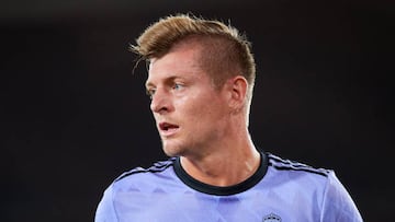 ALMERIA, SPAIN - AUGUST 14: Toni Kroos of Real Madrid looks on during the LaLiga Santander match between UD Almeria and Real Madrid CF at Juegos Mediterraneos on August 14, 2022 in Almeria, Spain. (Photo by Fran Santiago/Getty Images)