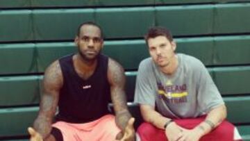 LeBron James, junto a Mike Miller. Ambos han llegado a los Cavs este verano.