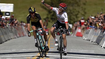 Rafal Majka celebra su victoria al sprint ante George Bennett en la segunda etapa del Tour de California con final en San Jos&eacute;.