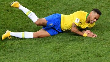 Neymar cae al suelo durante un partido del Mundial