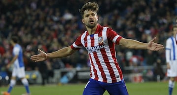 Mucho talento del mediapunta brasileño, uno de los grandes talentos individuales que ha dirigido Simeone. En su carrera le ha faltado cierta regularidad para haber tenido un éxito mayor, pero sus botas siempre han desprendido magia jugando por detrás del punta. Diego llegó cedido por el Wolfsburgo al final del mercado veraniego de 2011 y se hizo con los mandos de un equipo que creció enormemente desde la llegada de Simeone al banquillo. El Cholo le juntó con Arda para dar fútbol al equipo y alimentar a Falcao y Adrián en ataque. Goleador en la final de la Europa League ante el Athletic, participó en 43 partidos en un fantástico año, lo que llevó al club alemán a quedárselo de vuelta. Pero en enero de 2014 volvería a llegar cedido al Atlético, formando parte del equipo campeón de Liga y que alcanzó la final de la Champions, con un golazo espectacular de Diego en el Camp Nou clave para superar los cuartos de final. Actualmente en el Flamengo junto a Filipe Luis, con la selección brasileña levantó dos veces la Copa América, en 2004 y 2007. Un mago que nunca llegó a estar ligado por completo al Atlético, pero en su temporada y medio cedido dejó destellos de su clase y fue determinante en un equipo campeón.  