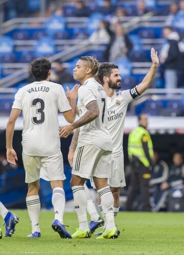 El jugador del Real Madrid Isco celebra el 4-0 al Melilla con sus compañeros.