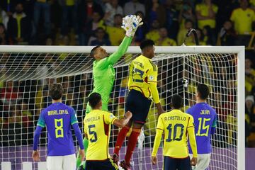 AMDEP1394. BOGOTÁ (COLOMBIA), 09/02/2023.- Jorge Cabezas (c-d) de Colombia disputa un balón con Kaique Pereira (c-i) arquero de Brasil hoy, en un partido de la fase final del Campeonato Sudamericano Sub'20 entre las selecciones de Colombia y Brasil en el estadio El Campín en Bogotá (Colombia). EFE/ Mauricio Dueñas Castañeda
