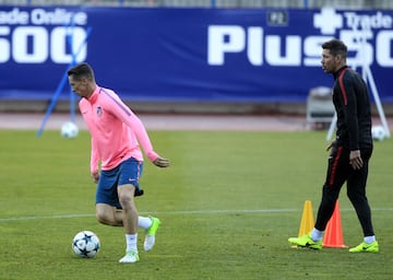 Fernando Torres ante la mirada de Simeone. 