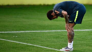 Neymar sufre una lesi&oacute;n en la rodilla durante un entrenamiento de Brasil.