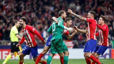 Los jugadores del Atlético abrazan a Oblak tras para un penalti.