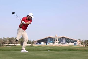 Del 13 al 15 de enero se disputa en el Abu Dabi Golf Club la Hero Cup, un torneo que enfrenta a dos equipos de 10 jugadores cada uno: uno formado por golfistas de Gran Bretaña e Irlanda y el otro por profesionales de la Europa continental. En la imagen, el español Juan Postigo Arce inicia el recorrido del evento de golf adaptado.