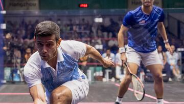 Hangzhou (China), 05/10/2023.- Eain Yow Ng (blue) of Malaysia in action during the men'Äôs singles final squash match against Saurav Ghosal (white) of India, at the 19th Asian Games Hangzhou 2022, Hangzhou, China, 05 October 2023. (Malasia) EFE/EPA/ALEX PLAVEVSKI
