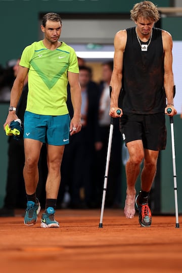 Zverev se torció el tobillo derecho y cayó sobre la arcilla, entre gritos de dolor, al intentar devolver un tiro de drive. Salió en silla de ruedas de la pista para ser atendido y volvió en muletas, con el pie inflamado, para decirle al juez de silla que 