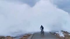 Un ciclista en MTB en Punta Humbr&iacute;a (La Coru&ntilde;a, Galicia) se enfrenta a una ola gigante que se lo acaba llevando por delante, en pleno temporal mar&iacute;timo con alerta naranja. 