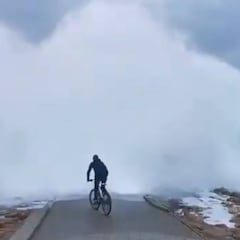 Graban como una ola gigante se lleva a un ciclista temerario en La Coruña
