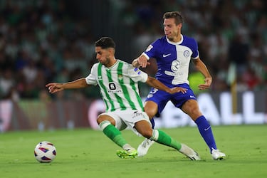 César Azpilicueta presiona a Ayoze Pérez en el control del balón.