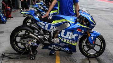 La moto de Suzuki en el pit lane.