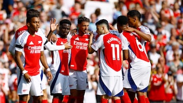 Soccer Football - Premier League - Arsenal v Wolverhampton Wanderers - Emirates Stadium, London, Britain - August 17, 2024 Arsenal's Bukayo Saka celebrates scoring their second goal with teammates Action Images via Reuters/John Sibley EDITORIAL USE ONLY. NO USE WITH UNAUTHORIZED AUDIO, VIDEO, DATA, FIXTURE LISTS, CLUB/LEAGUE LOGOS OR 'LIVE' SERVICES. ONLINE IN-MATCH USE LIMITED TO 120 IMAGES, NO VIDEO EMULATION. NO USE IN BETTING, GAMES OR SINGLE CLUB/LEAGUE/PLAYER PUBLICATIONS. PLEASE CONTACT YOUR ACCOUNT REPRESENTATIVE FOR FURTHER DETAILS..