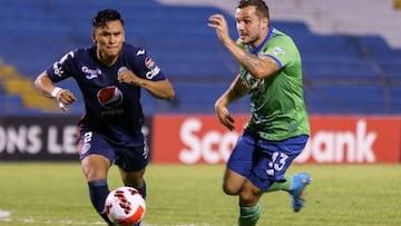 HondurasxB4 Motagua Denil Maldonado (L) vies for the ball with US Seattle Sounders Jordan Morris during a Concacaf Champions League football match  in San Pedro Sula, Honduras, on February 17, 2022. (Photo by Wendell ESCOTO / AFP)