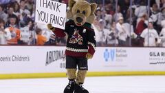 TEMPE, ARIZONA - APRIL 17: The Arizona Coyotes mascot, "Howler" holds up a sign reading "thank you fans" following the NHL game against the Edmonton Oilers at Mullett Arena on April 17, 2024 in Tempe, Arizona. Tonight's game likely marks the end of 28 years for the franchise, playing in the NHL's smallest arena, with an anticipated move to Utah with the team's expected sale to the NBA's Utah Jazz owner Ryan Smith.   Christian Petersen/Getty Images/AFP (Photo by Christian Petersen / GETTY IMAGES NORTH AMERICA / Getty Images via AFP)