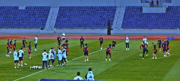 El grupo de jugadores en un rondo en el Amman International Stadium.