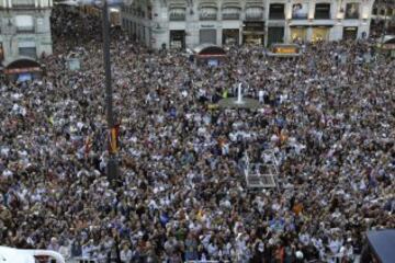 Miles de personas han acudido a la sede del Gobierno de la Comunidad de Madrid, en la Puerta del Sol, para disfrutar de las celebraciones del Real Madrid tras la victoria en la final de la Liga de Campeones disputada ayer en Lisboa. 